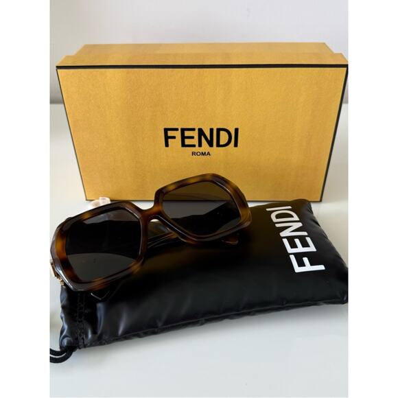 NEW!!! Fendi women oversized sunglasses FE40139F 53A Authentic main image 5
